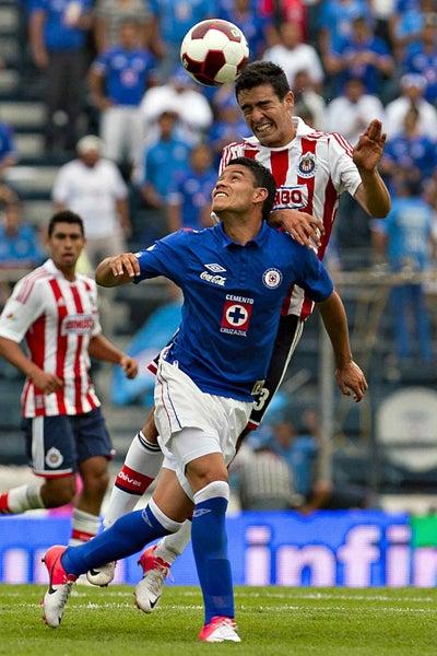 Pablo Barrera disputando el esférico | MEXSPORT