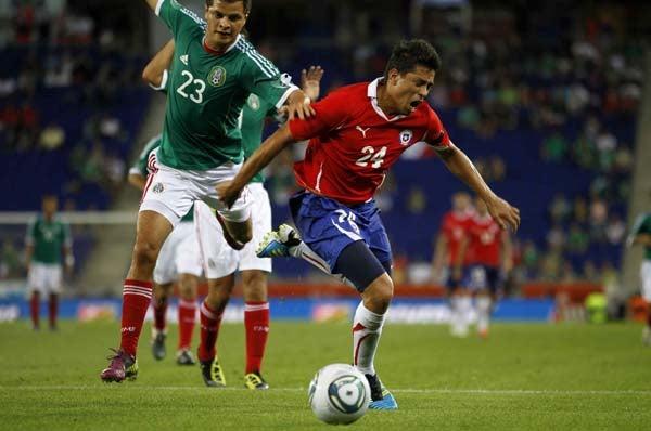 En duelo cerrado México se enfrenta a su igual chilena. FOTO: MEXSPORT