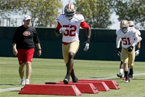 Patrick Willis está en busca de superar la marca de las 100 yardas | AP