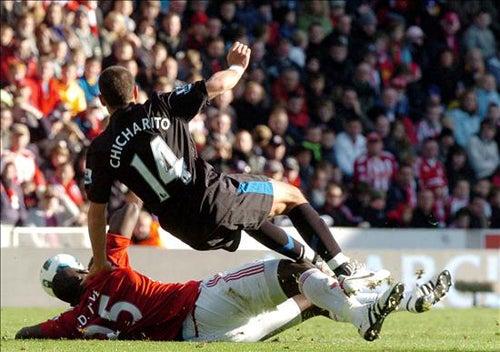 Primer doblete del Chicharito en la Premier League