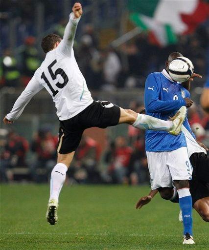 Perez golpea a Balotelli. FOTO: AP