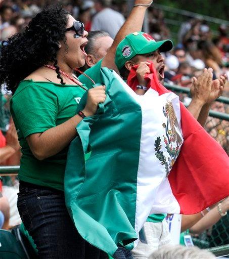 La afición mexicana no dejó de apoyar. FOTO: AP