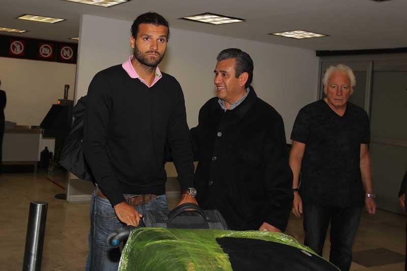 El último refuerzo del América llegó al Aeropuerto Internacional de la Ciudad de México. FOTO: CIRO GUTIÉRREZ