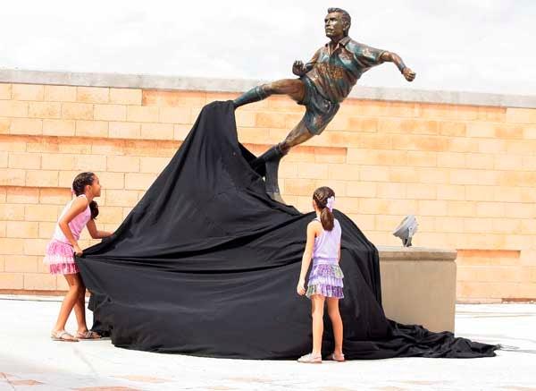 Sus hijas se encargaron de develar el monumento. FOTO: ÓSCAR RAMÍREZ