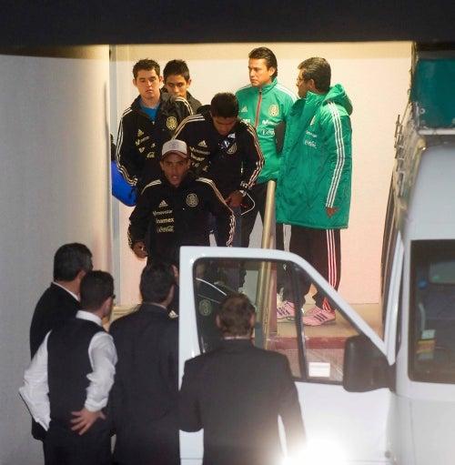 El cuerpo técnico acompañó a los futbolistas cuando abandonaron la concentración (FOTO: CÉSAR VICUÑA)