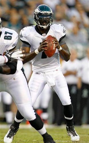 Michael Vick conectó con las diagonales, en lo que fue el único touchdown del partido. FOTO: AP