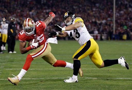 Michael Crabtree con presión de Troy Polamalu. FOTO: AP