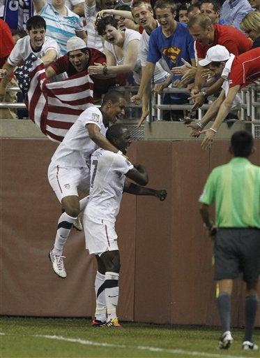 Juan Agudelo y Jozy Atlidore celebran el primer gol. FOTO: AP