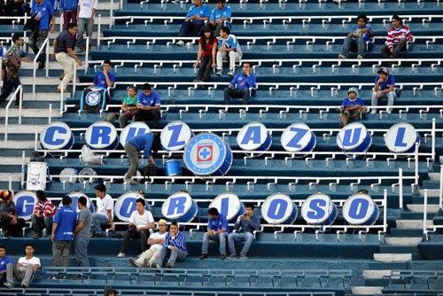 La afición celeste muestra sus tambores con los que apoyan al equipo| DANIEL GÁMEZ