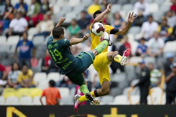 Un partido ríspido se vio en el estadio Azteca | MEXSPORT