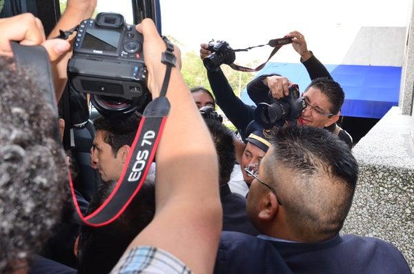 El jugador acaparó las miradas de la prensa a su salida. FOTO: ULISES BRAVO
