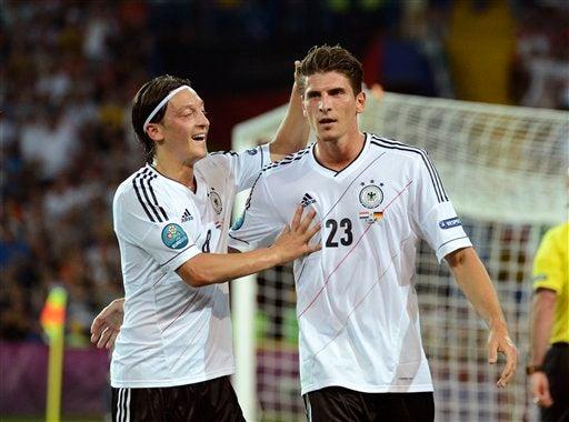 Mario Gomez abrió el marcador al 24 tras un pase de Schweinsteiger l AP
