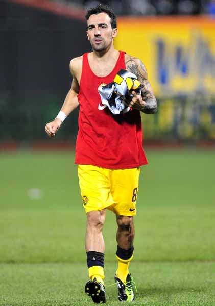 Aunque no terminó el encuentro, Vicente Sánchez logró llevarse un jersey italiano. FOTO: CÉSAR VICUÑA