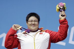 China Zhou bate récord del mundo en pesas