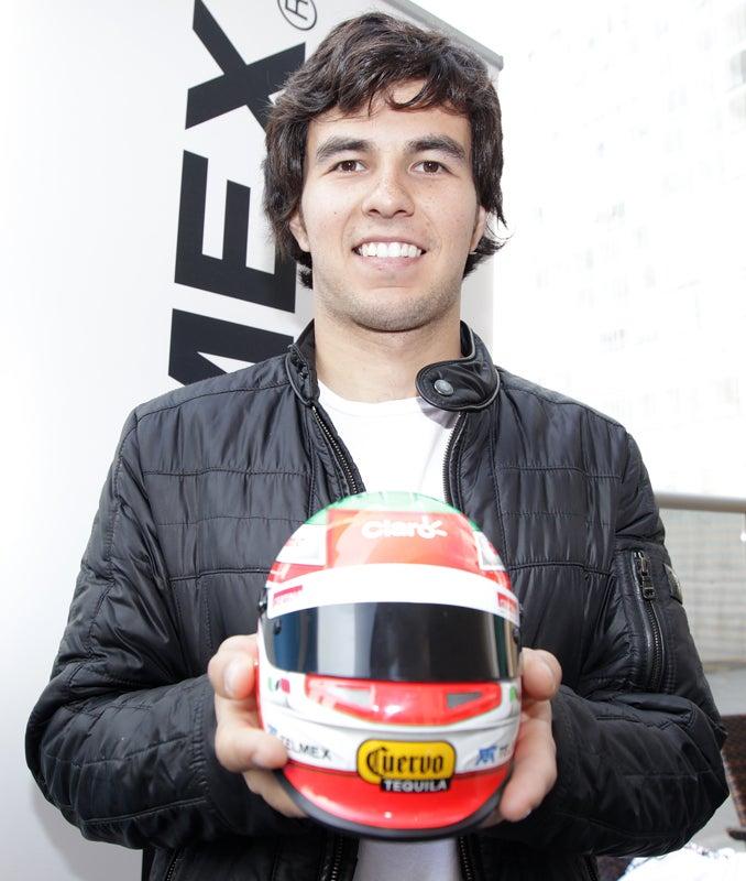 Checo les obsequió una réplica en miniatura del casco que utilizó en la temporada. FOTO: ÓSCAR RAMÍREZ