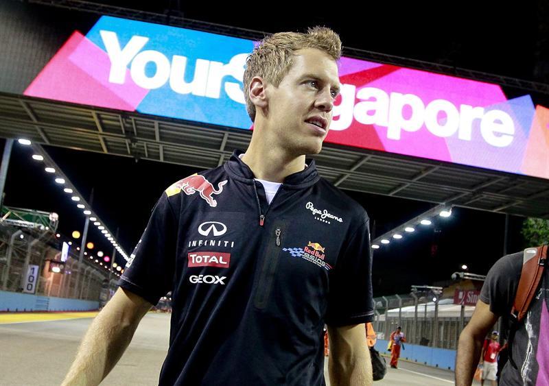 Vettel en el circuito en Singapur. FOTO: EFE