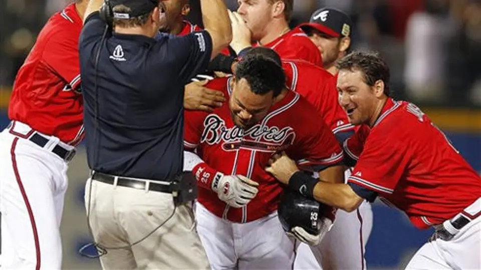 Bravos vencen a Dodgers en extra innings