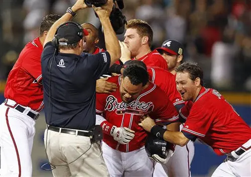 Bravos vencen a Dodgers en extra innings