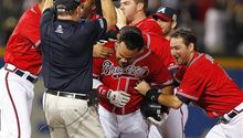 Bravos vencen a Dodgers en extra innings