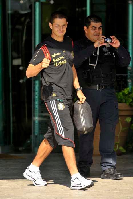 Chicharito a la salida del hotel de concentración. FOTO: DANIEL GÁMEZ