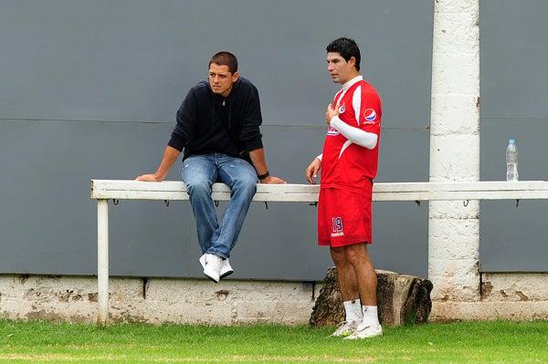 Javier Hernández disfrutó de la práctica de sus ex compañeros. FOTO: SAÚL MOLINA