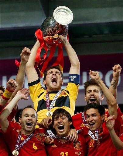 Iker Casillas levanta el trofeo de la Euro l AP