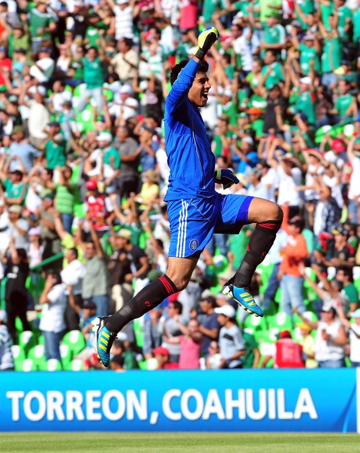 El portero mexicano Richars Sánchez celebra desde el arco el primer tanto. FOTO: EFE