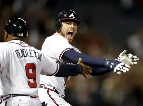 Bravos vencen a Marlines y regresan a Playoffs