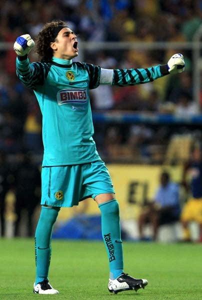 Memo Ochoa frente a la portería celebra el gol de Reyes (FOTO: MEXSPORT)