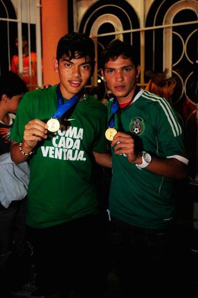Los juveniles posan con sus preseas obtenidas en la Copa del Mundo. FOTO: ISRAEL MARTÍNEZ