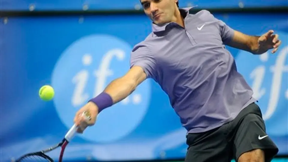 Federer vence a Dent en el partido 900 de su carrera