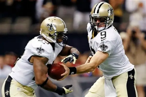 Brees va por el récord de Unitas