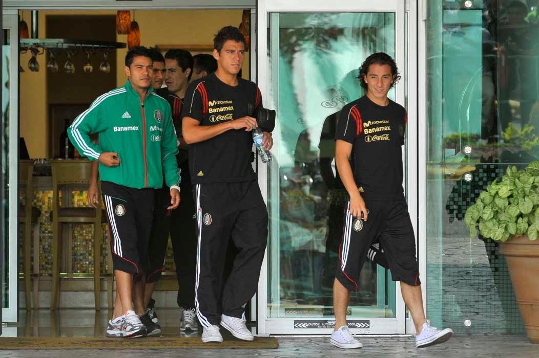 Guardado contó a varios seguidores a la salida del hotel de concentración. FOTO: DANIEL GÁMEZ