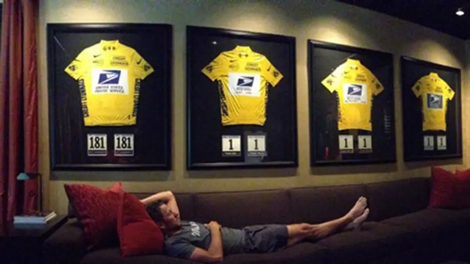 Armstrong presume en Twitter sus siete maillots