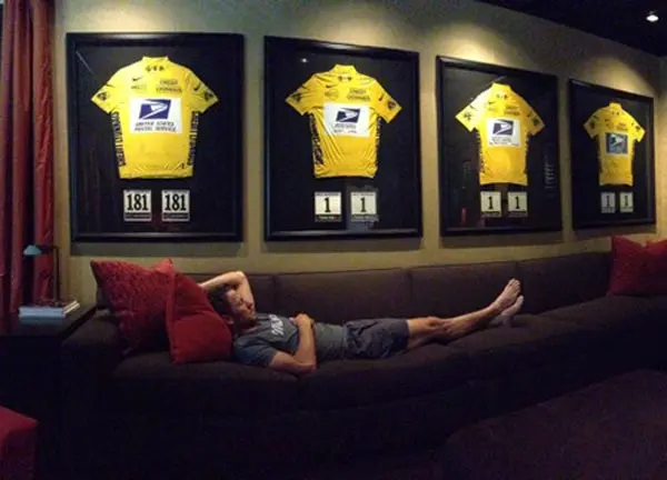 Armstrong presume en Twitter sus siete maillots
