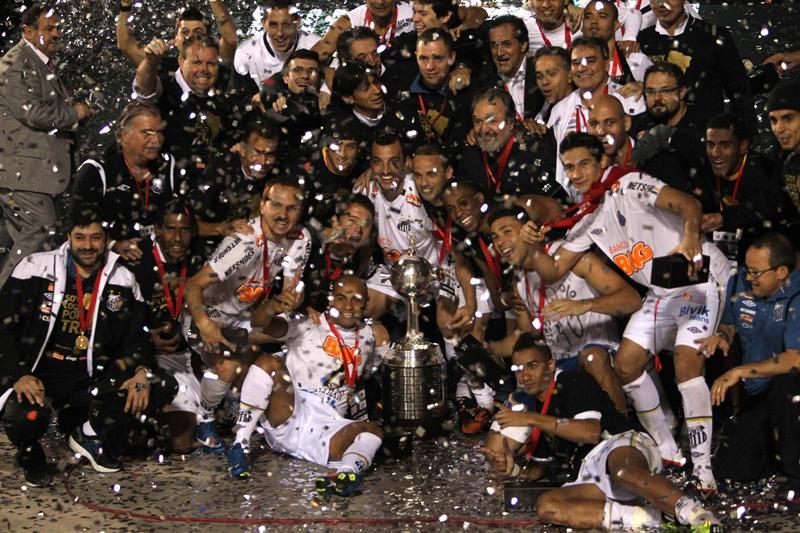 Lo brasileños festejan con la Copa Santander. FOTO: EFE