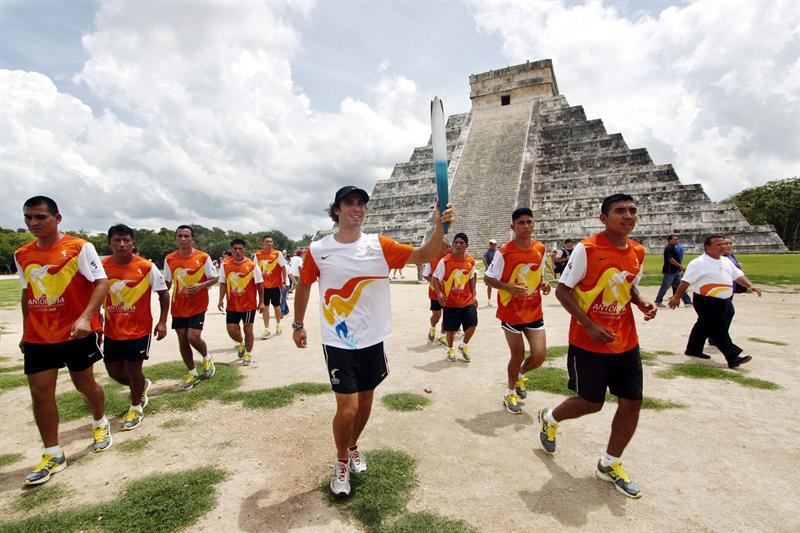 La antorcha panamericana durante su paso por la zona arqueológica de Chichén Itzá en la peníncula de Yucatán. FOTO EFE