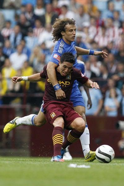 Luiz y Nasri disputaban la posesión del balón | AP