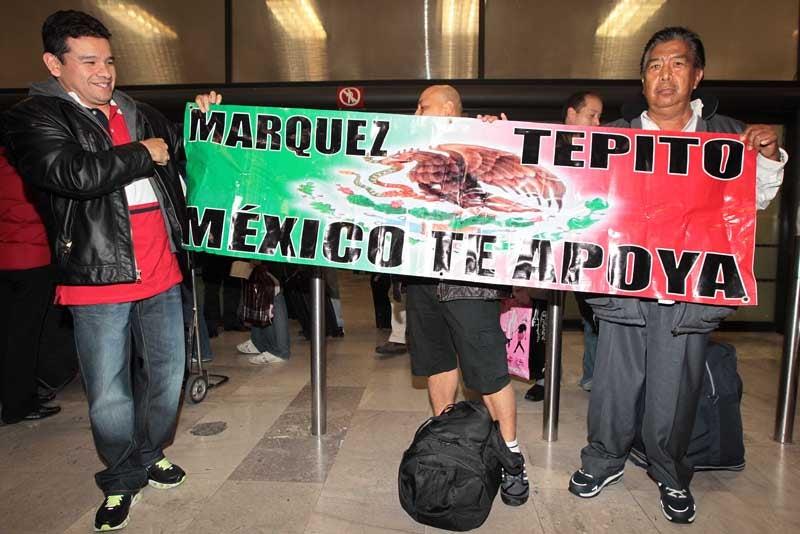 Aficionados recibieron a Márquez con pancartas. FOTO: ÓSCAR RAMÍREZ