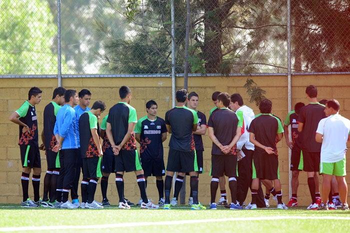 Los jugadores tienen una charla técnica. FOTO: SÁUL MOLINA