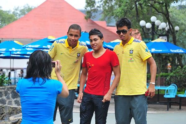 Aficionados al futbol no perdieron la oportunidad de tomarse fotografías con los futbolistas. FOTO: ULISES BRAVO