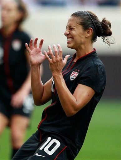 Carli Lloyd celebra el gol de su compañera, Lauren Cheney al minuto 91. FOTO: AP