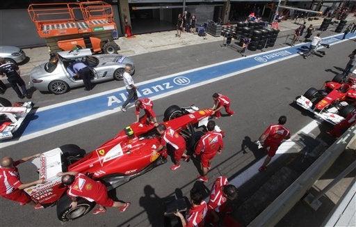 El equipo de Ferrari alistan sus monoplazas. FOTO: AP