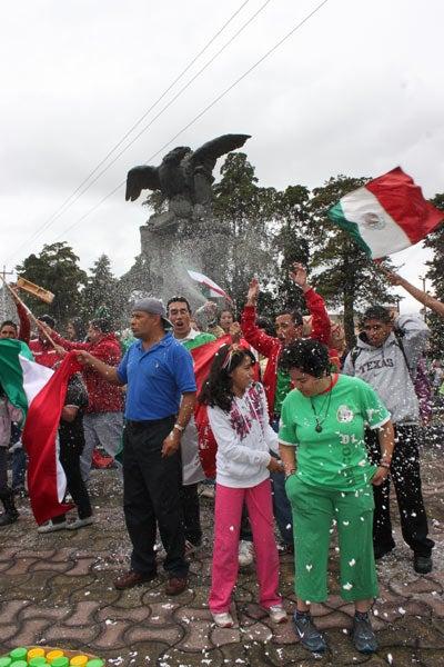 La gente se congregó en la Glorieta de Colón, en Toluca | ALEJANDRO FLORES