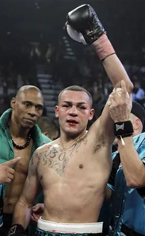 Alvarado noquea a Prescott en el último round