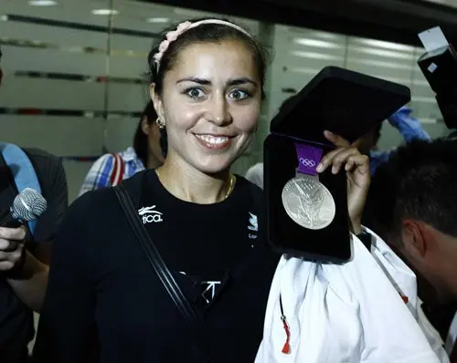Con medalla de Plata llega Aída Román a México