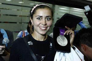 Con medalla de Plata llega Aída Román a México