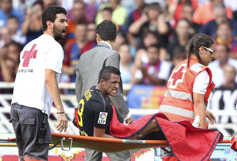 Barcelona pedrió a Alexis tras una fuerte entrada. FOTO: EFE