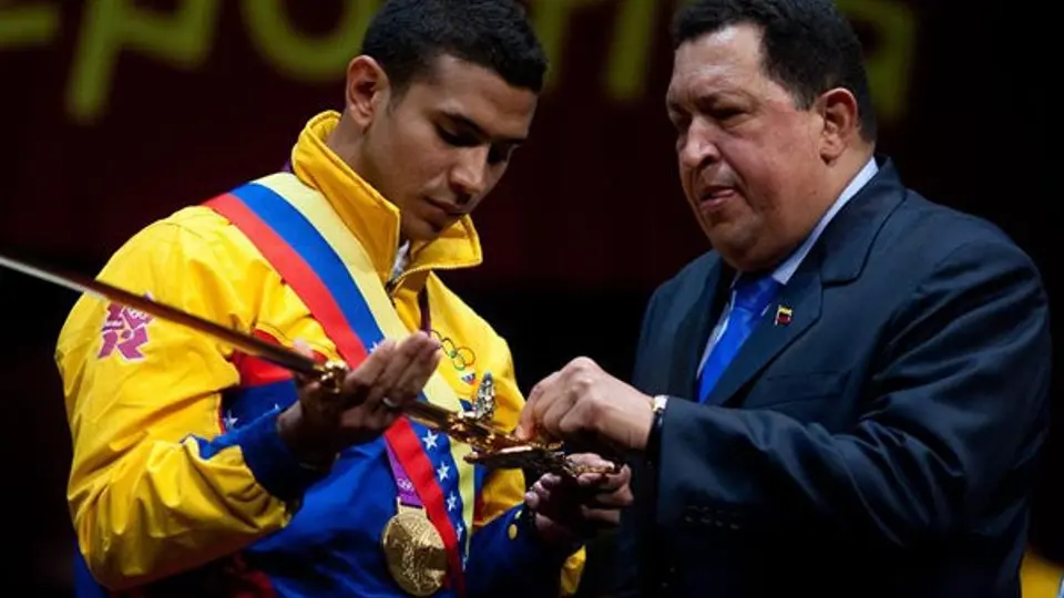 Chávez entrega espada de Bolívar a medallista venezolano
