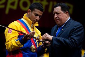 Chávez entrega espada de Bolívar a medallista venezolano